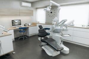 un cabinet dentaire avec des équipements sophistiqués